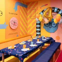 Urodzinowa sala w Smart Kids Planet Warszawa. Kolorowe ściany, balony i stół gotowy na przyjęcie małych odkrywców.