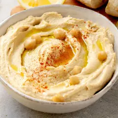Hummus cremoso, con garbanzos, pimentón y aceite de oliva. Una deliciosa hummus receta tradicional, lista para disfrutar con pan.