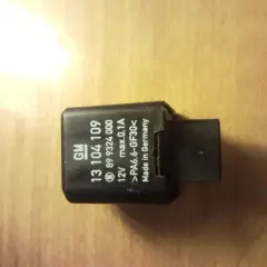 Przekaźnik GM 13104109, 12V, 0.1A. Może być związany z błędem DTC P0070 Opel.