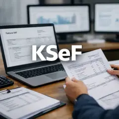 Mały przedsiębiorca analizuje faktury VAT na laptopie. KSeF ułatwia prowadzenie księgowości.