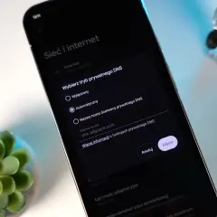 Ustawienia prywatnego DNS na Androidzie, wybór między wyłączonym, automatycznym lub wpisaniem nazwy hosta, np. dns.adguard.com.