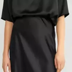Estiliza tu falda negra larga: De día a noche, ¡siempre chic!