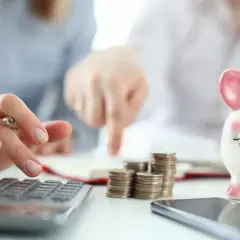 Osoby analizują finanse, liczą monety i patrzą na skarbonkę. Rozważają inwestycje, takie jak obligacje indeksowane inflacją, by chronić oszczędności.