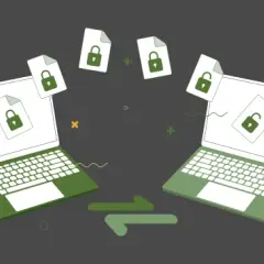 Dwa laptopy wymieniające zaszyfrowane pliki, symbolizujące bezpieczne przechowywanie danych.