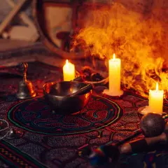 Ołtarz do ceremonii ayahuasca: misy, świece, dym i instrumenty.