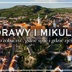Widok na Mikulov, perłę Południowych Moraw. Zamek góruje nad miastem, a winnice otaczają dolinę Morawy.
