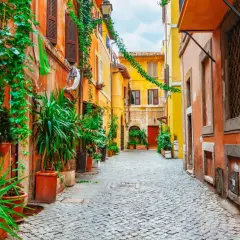 Un vicolo fiorito a Trastevere, Roma. Un angolo pittoresco per scoprire cosa vedere in questo quartiere storico.