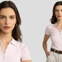 Damska koszulka polo biała, prążkowana, z krótkim rękawem. Modelka prezentuje ją w stylizacji z beżowymi spodniami i brązowym paskiem.