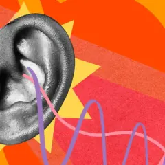 Oído humano con ondas sonoras y gráficos, representando la escucha activa en una estrategia digital.