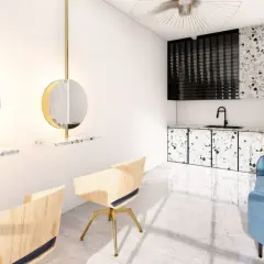Nowoczesne wnętrze z niebieską sofą, drewnianymi krzesłami i lustrami w złotych ramach.