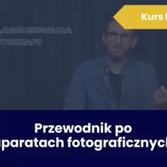 Mężczyzna w okularach prowadzi kurs fotografii. Na ekranie widnieje napis "Przewodnik po aparatach fotograficznych".