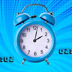 Reloj despertador azul marca las 02:02, una hora espejo. El fondo tiene un patrón de rayos azules y puntos.