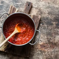 Gęsty, aromatyczny sos pomidorowy z przecieru w garnku, gotowy do podania. Idealny przepis na to, jak zrobić sos pomidorowy z przecieru.