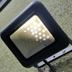 Reflektor LED na ścianie. Dowiedz się, jak wyjąć żarówkę LED z oprawki, gdy przestanie działać.