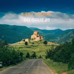 Droga prowadzi do twierdzy na wzgórzu. Piękna sceneria gór i zielonych wzgórz zachęca do podróży. Święta w Gruzji czekają!