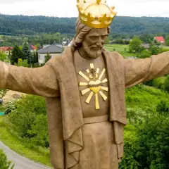 Pomnik Jezusa Chrystusa Króla z koroną i Sercem, jakby wzywał do modlitwy litania do Serca Pan Jezusa.