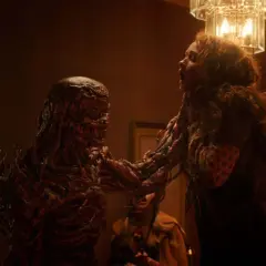 Un monstre de Stranger Things attrape une jeune femme. L'attente de la stranger things saison 6 date de sortie est insoutenable.
