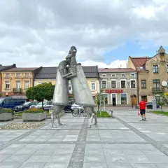Rzeźba baranów na rynku w Nowym Targu, jedna z głównych atrakcji miasta.