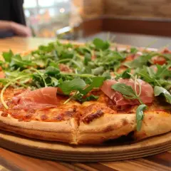 Rewal: Gdzie zjeść? Najlepsze ryby, pizza i desery Twój przewodnik.