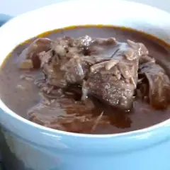Un plat réconfortant de recette de boeuf mijoté, la viande est tendre et fondante dans une sauce riche.