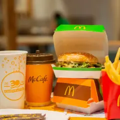 Zestaw z McDonald's: burger, frytki i napój. Zastanawiasz się, ile kcal ma hamburger z Mc?