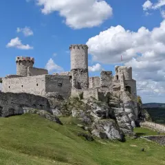Ruiny zamku na skale, wspaniała trasa turystyczna. Ogrodzieniec zaprasza do odkrywania historii.