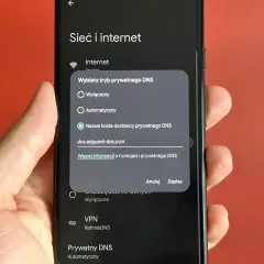Konfiguracja prywatnego DNS na telefonie z adblockiem. Ustawienie dns.adguard-dns.com blokuje reklamy.