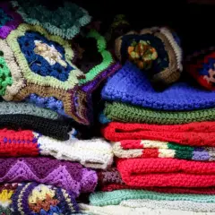 Tessuti colorati all'uncinetto, un'esplosione di creatività con uncinetto idee originali. Coperte e cuscini in pile di lana.