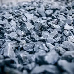 Głazowisko szarego żwiru, idealnego do budowy betonu. Zastanawiasz się, ile żwiru na kubik betonu? Oto odpowiedź w naturze.