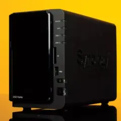 Un dispositivo Synology DS214play, que es un NAS, con luces indicadoras y puertos.