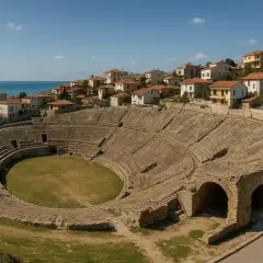 Starożytny amfiteatr w Durres, Albania, z widokiem na morze i miasto.