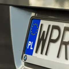 Widok z tyłu samochodu z polską tablicą rejestracyjną WPR 93.