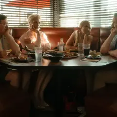 Vier Personen sitzen an einem Tisch in einem Diner. Vielleicht ein Treffen für Ted Lasso Staffel 4?
