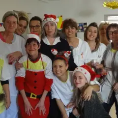 Une équipe de l'Ehpad, joyeuse et festive, prépare un événement. Un exemple de bonne ambiance pour la planification.