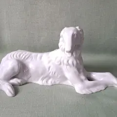 Biała porcelanowa figurka charta rosyjskiego, jakby gotowa do pierwszego balu w Bogucicach. Elegancka i dostojna.