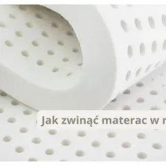 Biały, perforowany materiał materaca zwinięty w rulon. Czy materac może być zwinięty? Tak, ten materiał pokazuje, jak to zrobić.