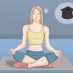 Mujer en flor de loto postura, meditando y pensando en graduarse.