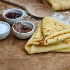 Crêpes dorées prêtes à garnir de confiture, pâte à tartiner ou sucre. Une recette pâte à crêpe facile sans repos pour un goûter gourmand.