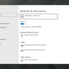 Ustawienia Bluetooth w Windows 10. Włączony moduł Bluetooth, widoczna nazwa komputera i lista podłączonych urządzeń.