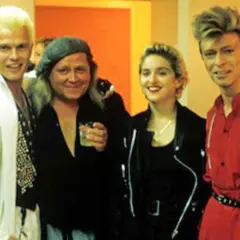 Cztery osoby: Billy Idol, reżyser, Madonna i David Bowie, pozują do zdjęcia.