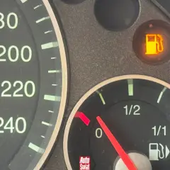 Wskaźnik paliwa pokazuje niski poziom, świeci się kontrolka rezerwy. Ile km na rezerwie diesel? Trudno powiedzieć, ale lepiej tankować.