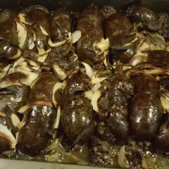 Pyszna kaszanka z piekarnika, pieczona z cebulką. Aromatyczna i soczysta, idealna na obiad.