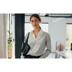 Co pod sweter w serek damski, aby wyglądać stylowo i czuć się komfortowo?