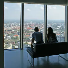 Para podziwia widok z okna, zastanawiając się, ile pięter ma Sky Tower.