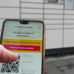 Odbiór paczki InPost: na ekranie telefonu widoczny kod QR do zdalnego otwarcia skrytki.