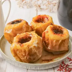 Cuatro deliciosas manzanas asadas en freidora de aire, con un relleno dulce y especiado, listas para disfrutar.