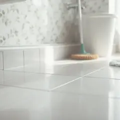 Jak myć płytki na wysoki połysk bez smug i zarysowań? Poradnik