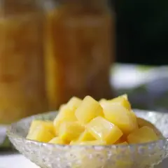 Kandyzowana cukinia jak ananas w słoikach i miseczce.