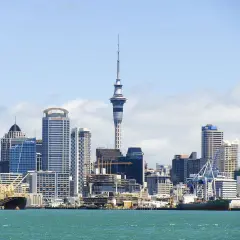 Skyline de Auckland, Nueva Zelanda, con la Sky Tower y barcos en el puerto. ¡Un destino ideal cuando viajar a Nueva Zelanda!