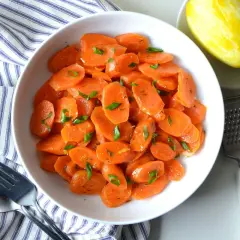 Carote al limone, fresche e profumate, guarnite con erbe aromatiche. Un contorno semplice e gustoso.